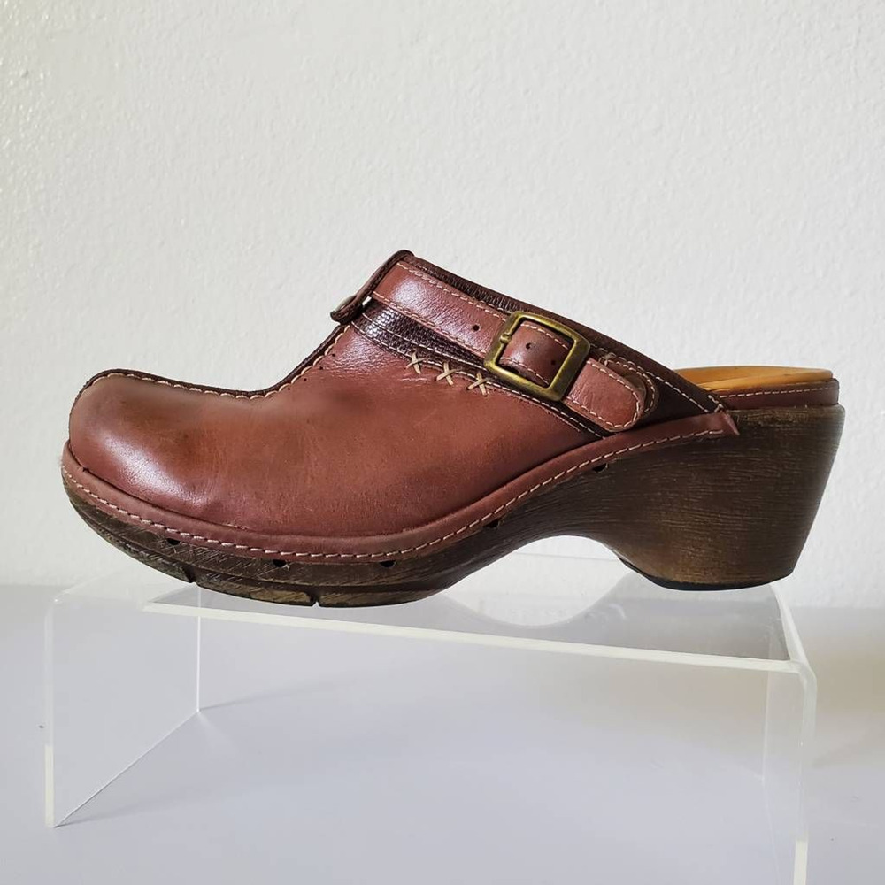 Clarks Womens 7.5 Mules Clogs Shoes Brown Leather Slip On Mid Heel Buckle Strap